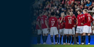 Fotballspiller med en fotball.