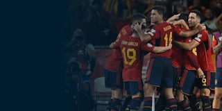 Futbolista con pelota de fútbol.