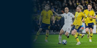 Fotbollsspelare med fotboll.