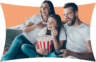 Une famille regardant une série en streaming à la maison